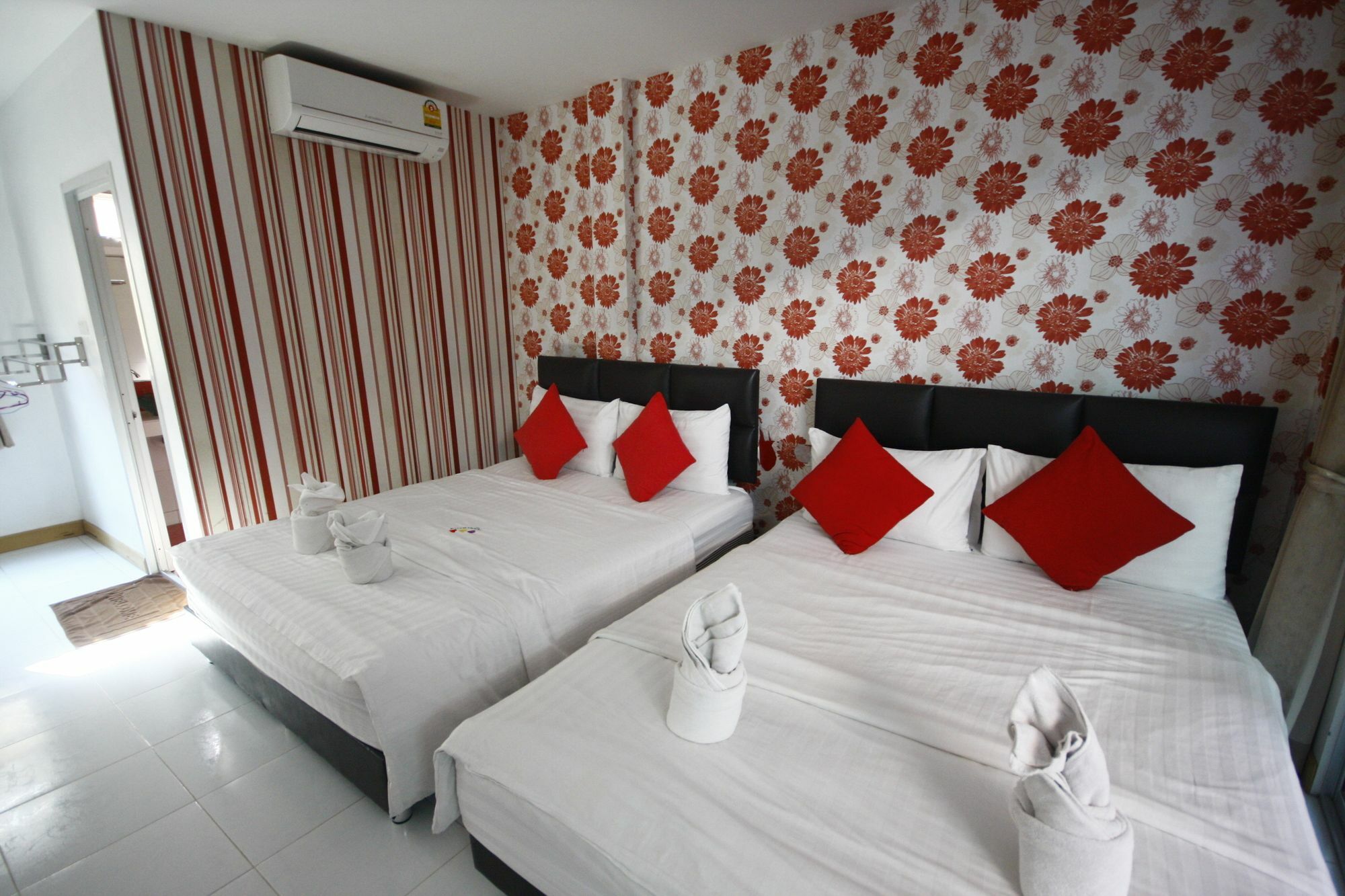 Tawaen Beach Resort Ko Lan Esterno foto